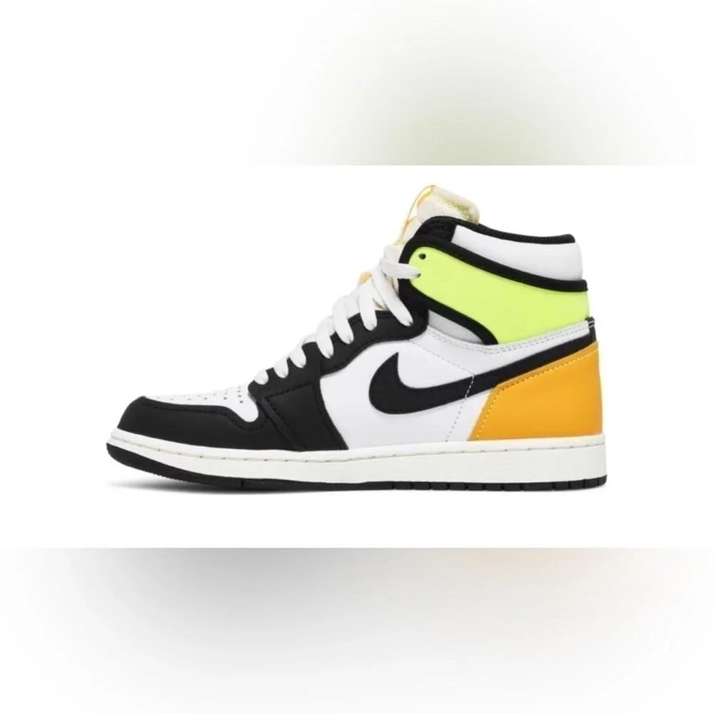 NEW Youth Nike Air Jordan 1 Retro High OG Volt Gold size 5 Youth